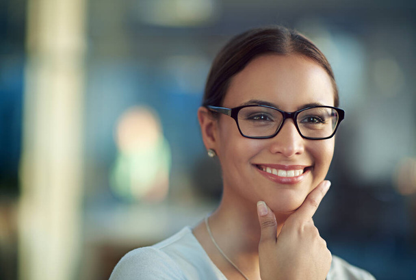 Nainen, kädet ja hymy silmälasien kanssa, kun ajattelee, että näkökyky on positiivinen yrityksen kannalta. Nainen henkilö, onnea ja kunnianhimoa toimistotyöntekijä silmälasit, ylpeys ja työ luottamuksellisesti. - Valokuva, kuva