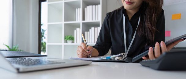 Okouzlující asijské obchodní žena sedí na notebooku v kanceláři. - Fotografie, Obrázek