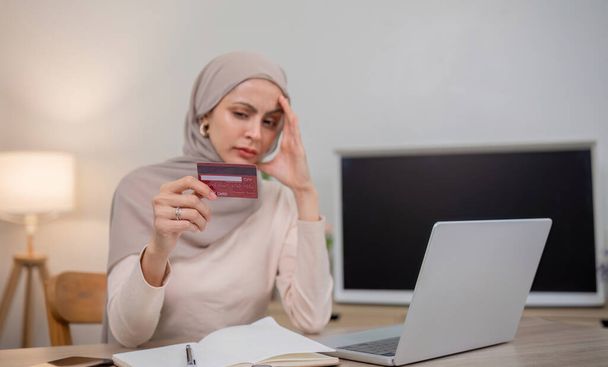 Una mujer de negocios está cansada y triste después de tener problemas financieros y deudas con tarjetas de crédito.. - Foto, Imagen