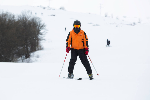 Uno sciatore scende lentamente la pista da sci - Foto, immagini