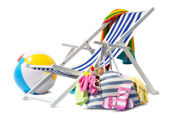 Strand fedélzet szék napozásra, elszigetelt fehér háttér, labdával és táskával tele tartozékok, koncepció a nyári strand nyaralás, online vásárlás, foglalás utazási és üdülőhelyek szálláshelyek - Fotó, kép