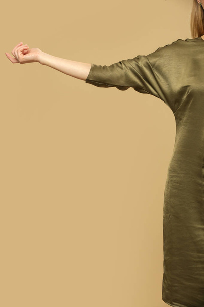 Sorozata stúdió fotók női modell zöld selyem ruha - Fotó, kép