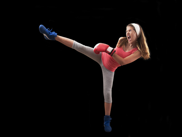 boos meisje bereidt kick te staking - Foto, afbeelding