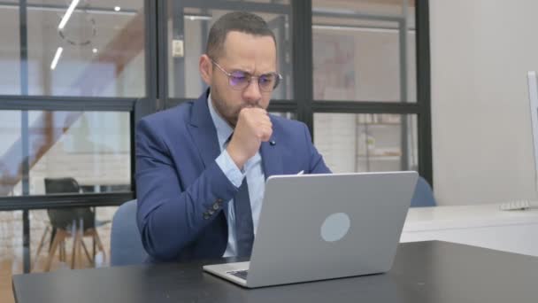 職場で咳をしているスーツの男 - 映像、動画