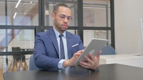 Homme en costume jouissant du succès en ligne sur tablette numérique - Séquence, vidéo
