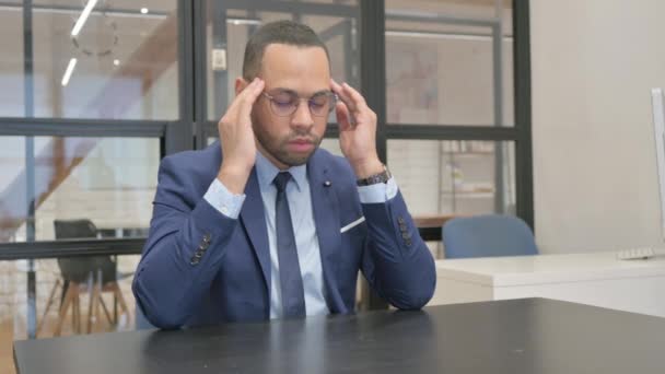 Άνδρας με κοστούμι με πονοκέφαλο που κάθεται στο γραφείο - Πλάνα, βίντεο