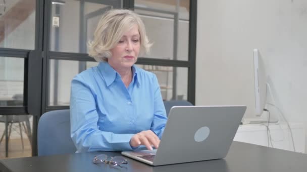 Boyun Yorgunluğu ve Ofiste Ağrısı Olan Yaşlı Yaşlı Kadın - Video, Çekim