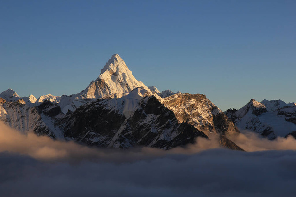 Monte Ama Dablam justo antes del atardecer, Vista desde Kala Patthar, Nepal. - Foto, imagen