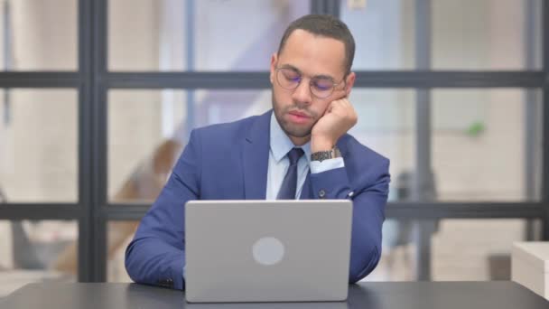 Уставший бизнесмен смешанной расы спит в офисе - Кадры, видео