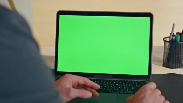 Бос рука тремтячи тачпад на хроматичному ноутбуці, починаючи відео урок вдома, збільшуючи. Невідомий користується сучасним комп'ютером з макетним екраном крупним планом. Студент працює з зеленим екраном пристрій вивчення віддаленого - Кадри, відео