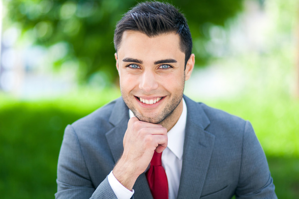 Smiling young businessman - Foto, afbeelding