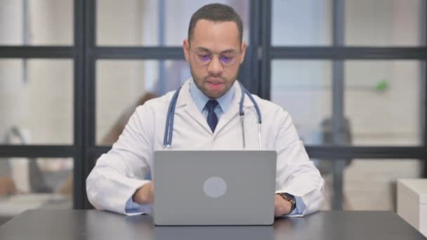 Online Video Chat by Mixed Race Doctor - Filmagem, Vídeo