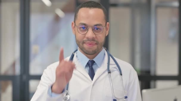 Portret latynoskiego lekarza wskazującego na kamerę - Materiał filmowy, wideo