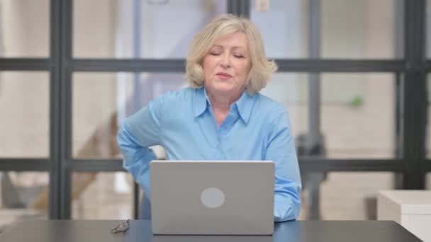 Old Businesswoman mając zmęczenie pleców i ból - Materiał filmowy, wideo