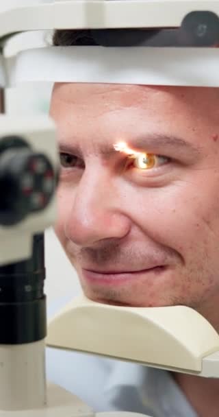 Badanie oczu, człowiek i optometria widzenia, konsultacji medycznych i opieki zdrowotnej z jaskrą, soczewki lub tęczówki sprawdzić. Pacjent z lampą dzieloną, światłem lub laserową maszyną techniczną do skanowania w teście okulistycznym. - Materiał filmowy, wideo