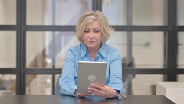 Oude zakenvrouw viert succes op Tablet - Video