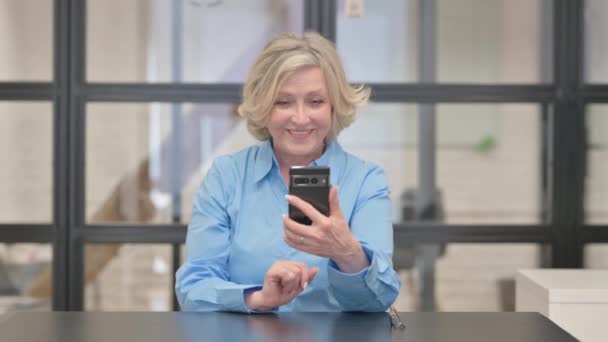 Oude zakenvrouw doet video Chat via telefoon - Video