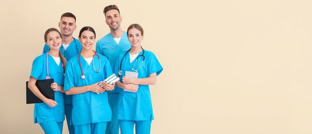 Gruppo di studenti di medicina felice su sfondo beige con spazio per il testo - Foto, immagini