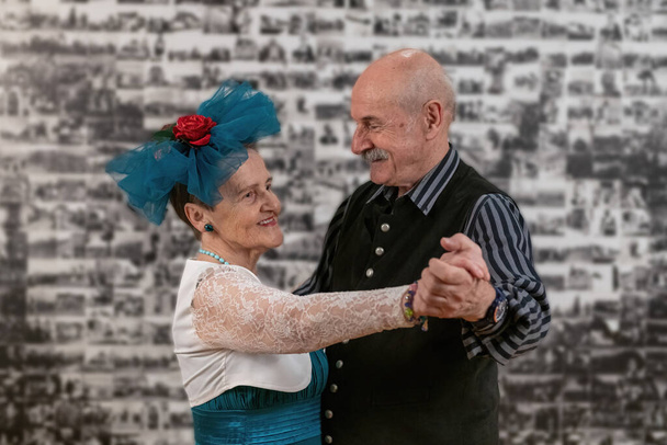 Las personas mayores brillan en una clase de baile de salón, mostrando gracia, estilo y alegría - Foto, Imagen