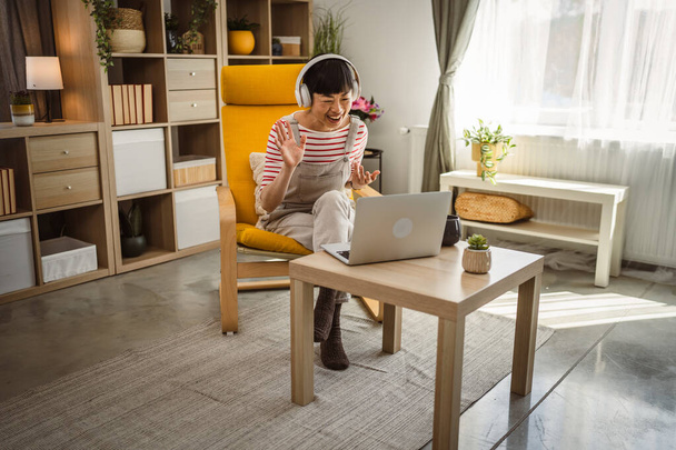 kypsä nainen japanilainen liikenainen on videopuhelu käyttää kannettavaa tietokonetta kotona online-konsultointi tai konferenssi - Valokuva, kuva