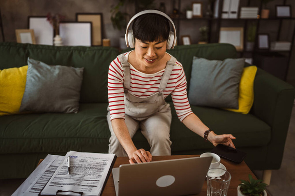kypsä nainen japanilainen liikenainen on videopuhelu käyttää kannettavaa tietokonetta kotona online-konsultointi tai konferenssi - Valokuva, kuva