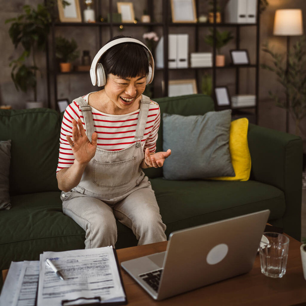 mulher madura japonesa empresária tem chamada de vídeo use laptop em casa para consulta on-line ou conferência - Foto, Imagem