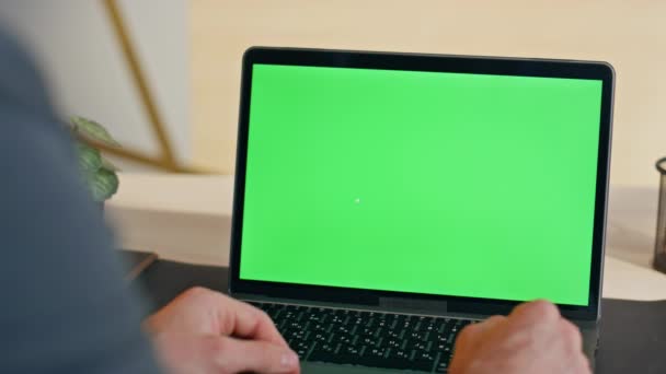 Αγνώριστο άτομο που χρησιμοποιεί mockup laptop δουλεύοντας εξ αποστάσεως στο κοντινό σπίτι. Διευθυντής που ψάχνει πληροφορίες για το διαδίκτυο μέσω υπολογιστή. Άγνωστος εργαζόμενος που παρακολουθεί χρωματική οθόνη κλειδιού μόνο στο χώρο εργασίας - Πλάνα, βίντεο
