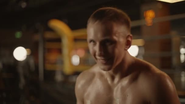 Filmes lassított felvétel egy profi fiatal izmos férfiról, aki egy ringben gyakorolja az árnyékboxolást. - Igen. Kiváló minőségű 4k felvételek - Felvétel, videó