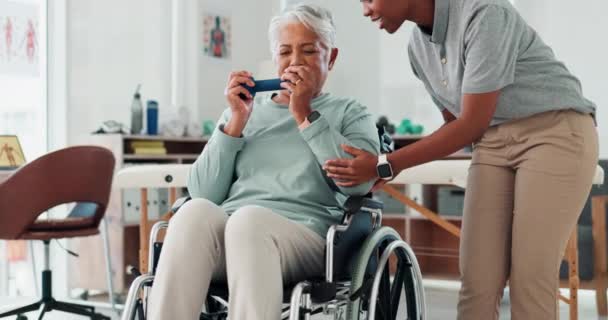 Gewicht, fysiotherapie en oudere vrouw in rolstoel in overleg voor herstel. Letsel, gezondheidszorg en fysiotherapeut helpen oudere vrouwelijke patiënt met armoefening in revalidatiekliniek - Video
