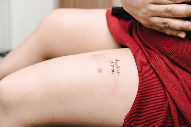 Genç bir kadının bacağında dövme var. Dövmeler, profesyonel, sanat. - Fotoğraf, Görsel