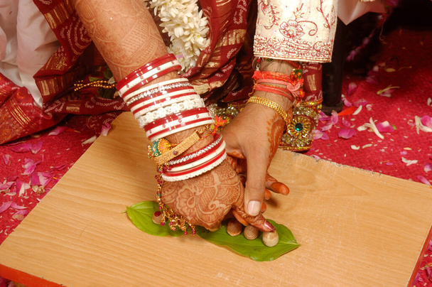 Nuove mani della coppia alle nozze indù tradizionali - Foto, immagini