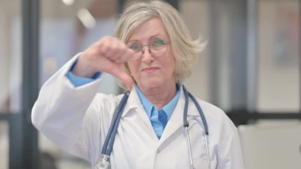 Portré idősebb női orvos hüvelykujjal lefelé - Felvétel, videó
