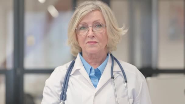 Portrét vyššího ženského lékaře omezující pacienta - Záběry, video