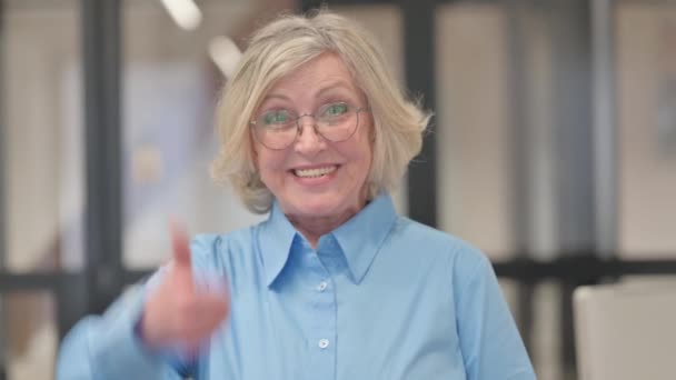Portret van een gelukkige oudere vrouw die succes viert - Video