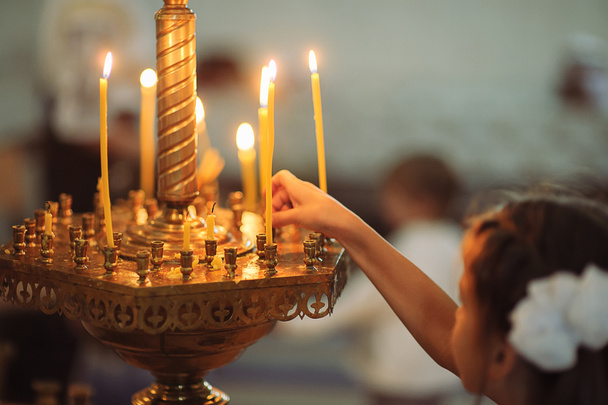 Bougies dans l'église chrétienne ortodox
 - Photo, image