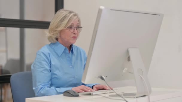 Video Chat by Old Businesswoman on Computador de secretária - Filmagem, Vídeo