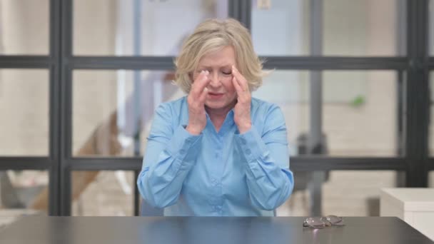 Gestresste alte Geschäftsfrau mit Kopfschmerzen - Filmmaterial, Video