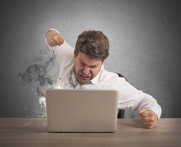Стрессовый бизнесмен ломает компьютер
 - Фото, изображение