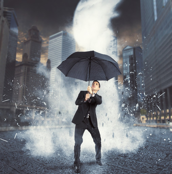 Liikemies, jota suojellaan sateenvarjolla
 - Valokuva, kuva