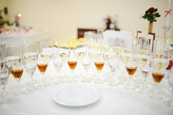 Ποτό ποτήρια σε μια γαμήλια δεξίωση υποδοχής - Φωτογραφία, εικόνα