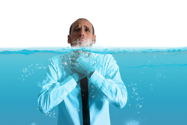 Бизнесмен с водой в горле
 - Фото, изображение