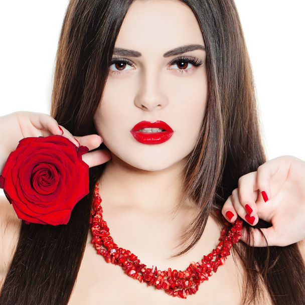 Νέων ομορφιά. Γυναίκα με μακιγιάζ. Κόκκινα χείλη και τα νύχια. Λαμπερά μαλλιά - Φωτογραφία, εικόνα