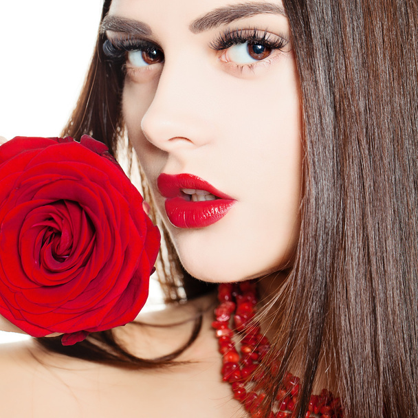 Portréja egy gyönyörű nő, divat smink, és a piros rózsa-F - Fotó, kép