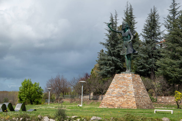 Park mit dem Denkmal eines Mädchens mit einer Taube in der Hand, das ein Denkmal für den Frieden in Mirandela, Portugal darstellt - Foto, Bild