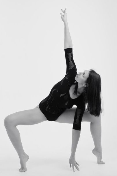 σύγχρονη χορεύτρια μπαλέτου ποζάροντας σε λευκό φόντο - Φωτογραφία, εικόνα