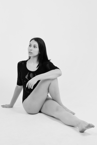 bailarina de ballet moderna posando sobre fondo blanco - Foto, Imagen