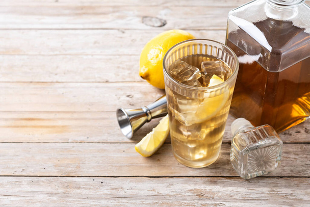 Highball, Whiskey με σόδα και αναψυκτικό λεμονιού σε ξύλινο τραπέζι. Αντιγραφή χώρου - Φωτογραφία, εικόνα