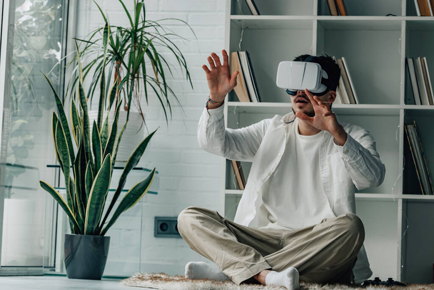 joven en casa con gafas de realidad virtual - Foto, Imagen