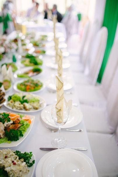 Ziyafet düğün masa akşam resepsiyonunun üzerinde ayarlama - Fotoğraf, Görsel