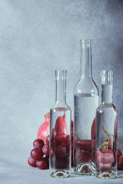 Натюрморт винограду в чистих скляних пляшках - Фото, зображення